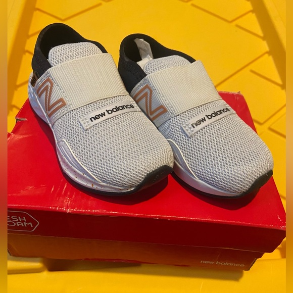 NEW - Kids Roav Slip-on’s by New Balance - Picture 3 of 4